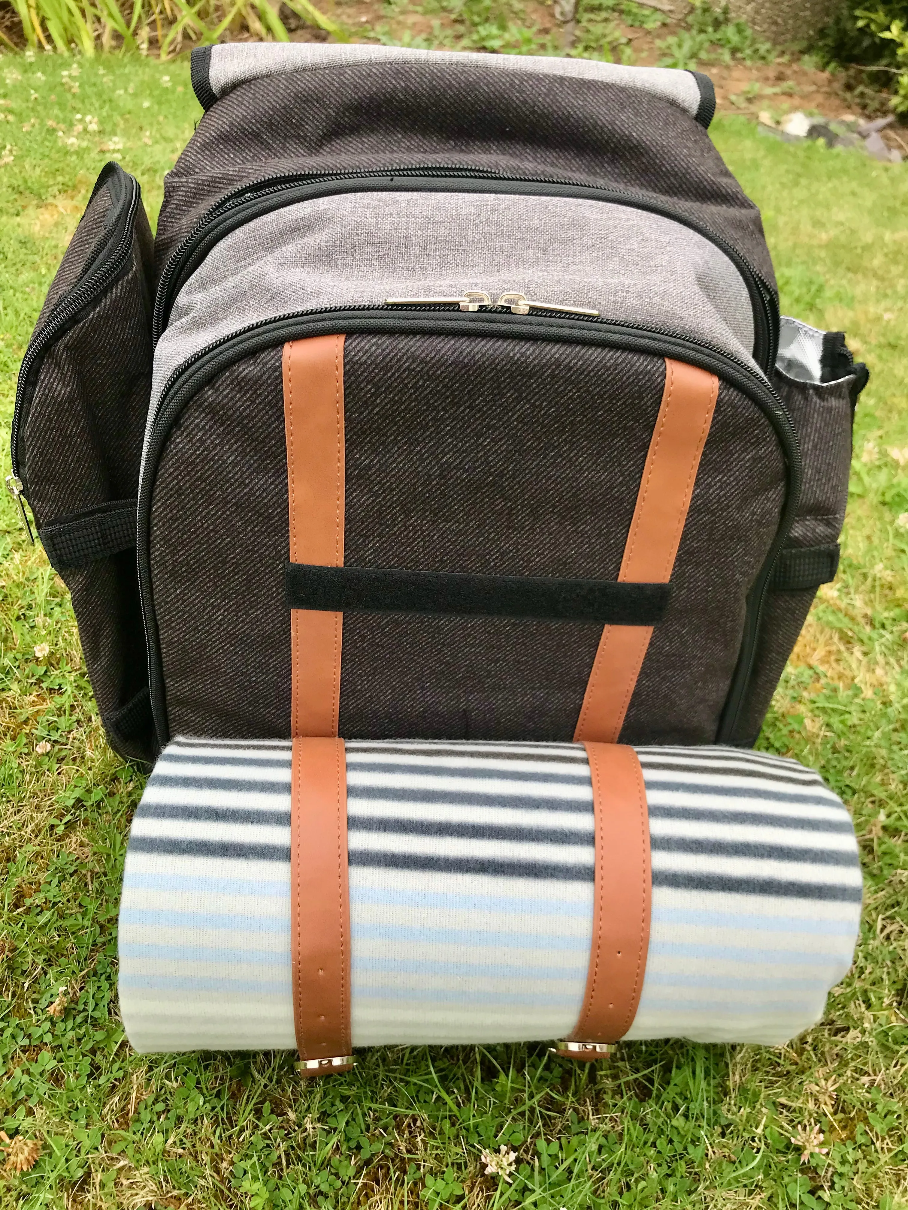 Fully equipped picnic basket back pack in grey with blanket for 4 persons