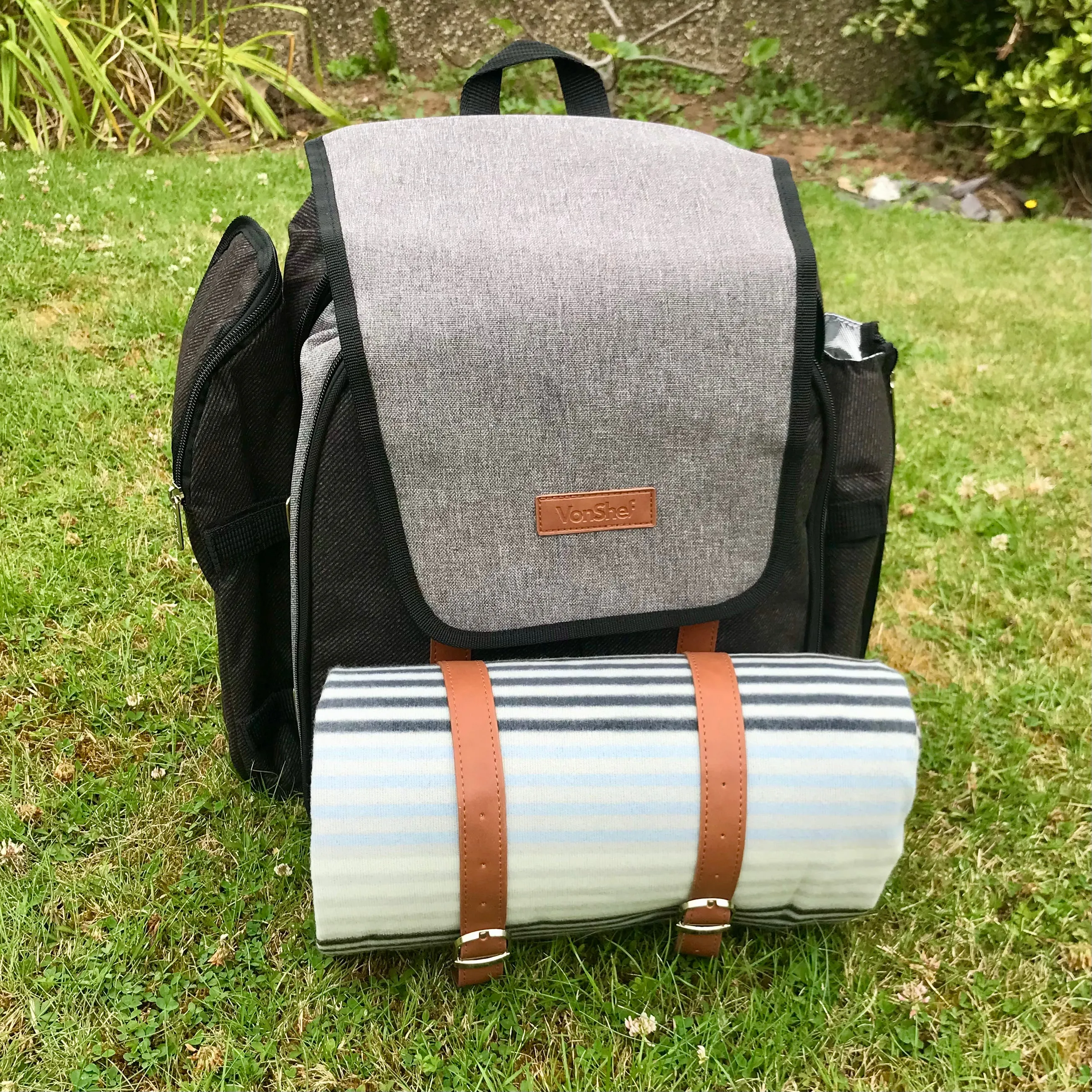 Fully equipped picnic basket back pack in grey with blanket for 4 persons
