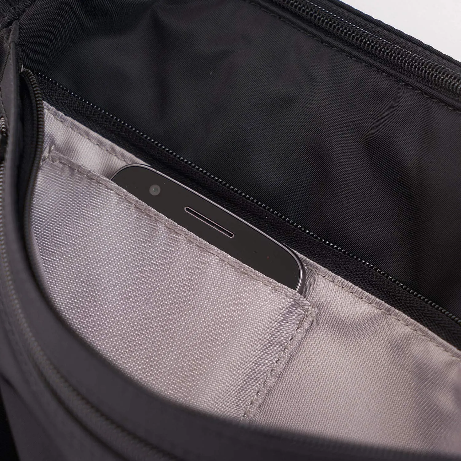 Hedgren Eye M, Shoulder Bag, Tablet Pocket, RFID Blocking, Brown
