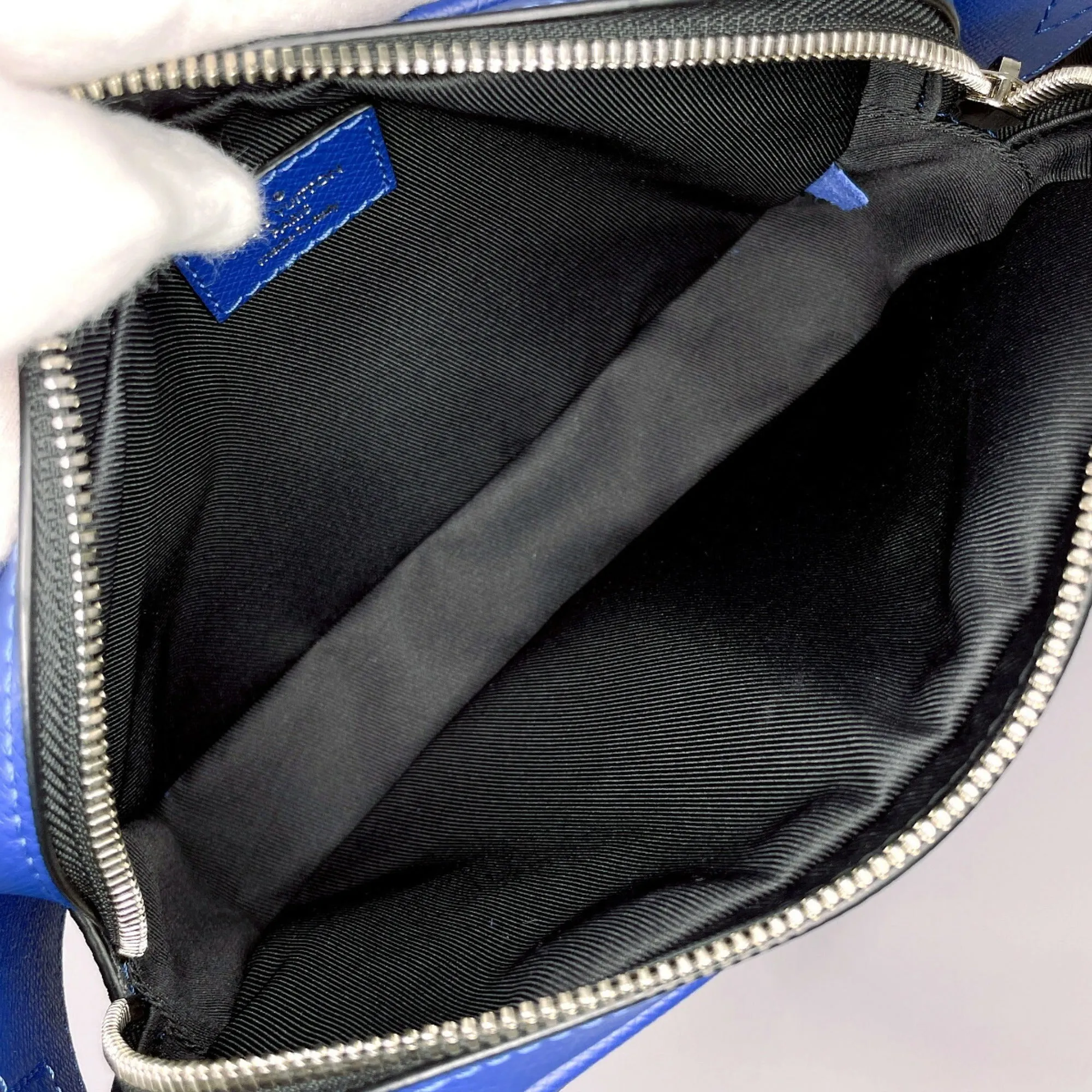 Louis Vuitton Messenger Outdoor  Leather Shoulder Bag ()